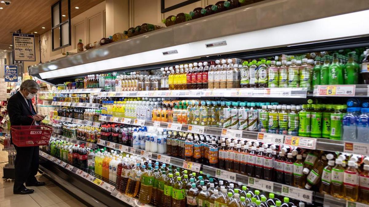 Un cliente que usa una máscara facial hace compras en un supermercado en Tokio el 23 de abril de 2020.