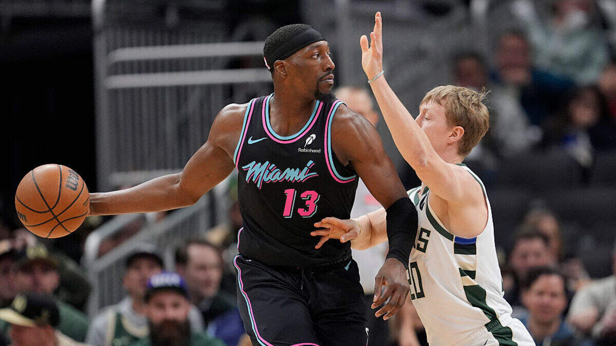 El jugador del Heat de Miami Bam Adebayo (izq.) trata de pasar la marca de A.J. Green, de los Bucks, en el partido de la NBA celebrado el 24 de febrero de 2026 en el Fiserv Forum en Milwaukee, Wisconsin.