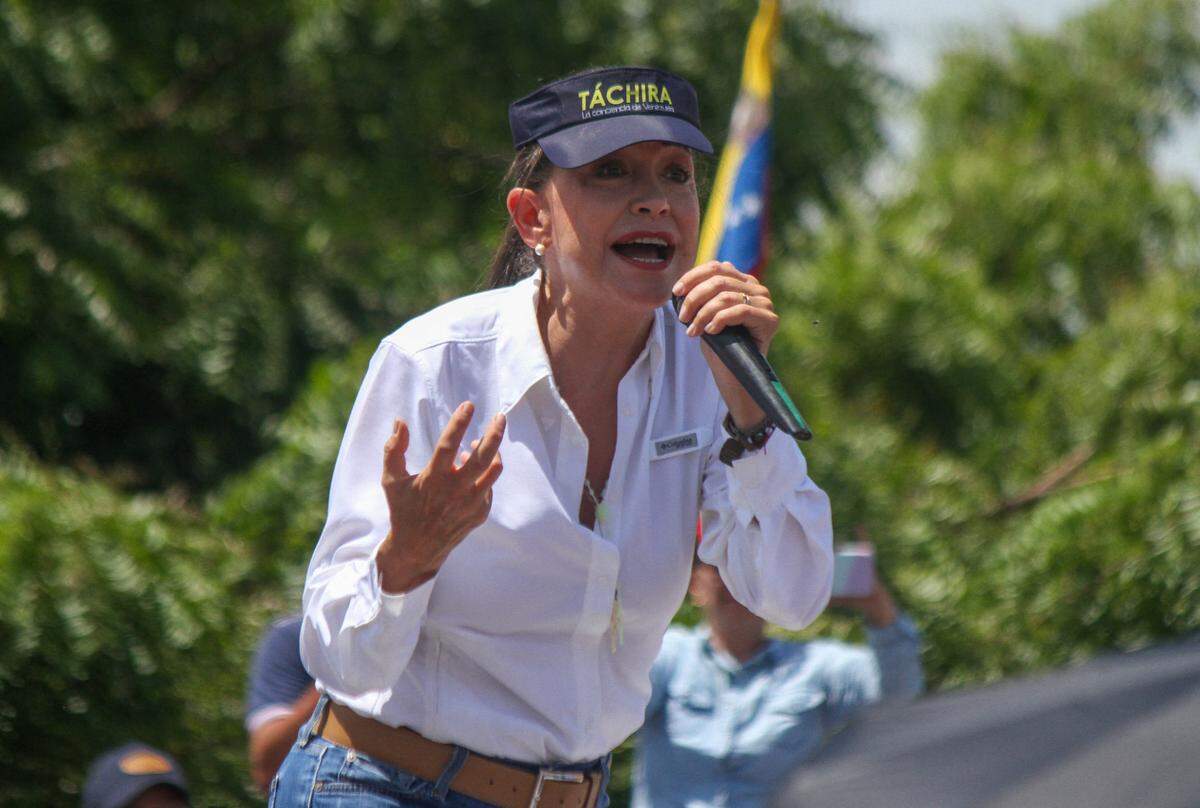 Foto de archivo del 27 de junio de 2024 que muestra a la líder opositora venezolana María Corina Machado dando un discurso durante la campana presidencial, en la ciudad de San Cristóbal, en el estado Táchira al oeste de Venezuela.