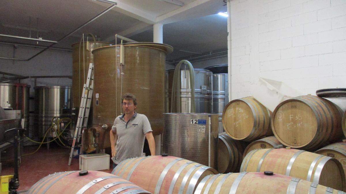 Jerome Collas entre las barricas y cubas de su bodega de La Toupie.