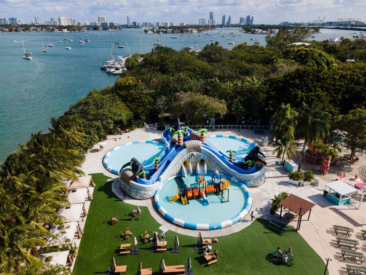 Jungle Island se convierte en un oasis familiar con Jungle Splash, un parque acuático inflable,