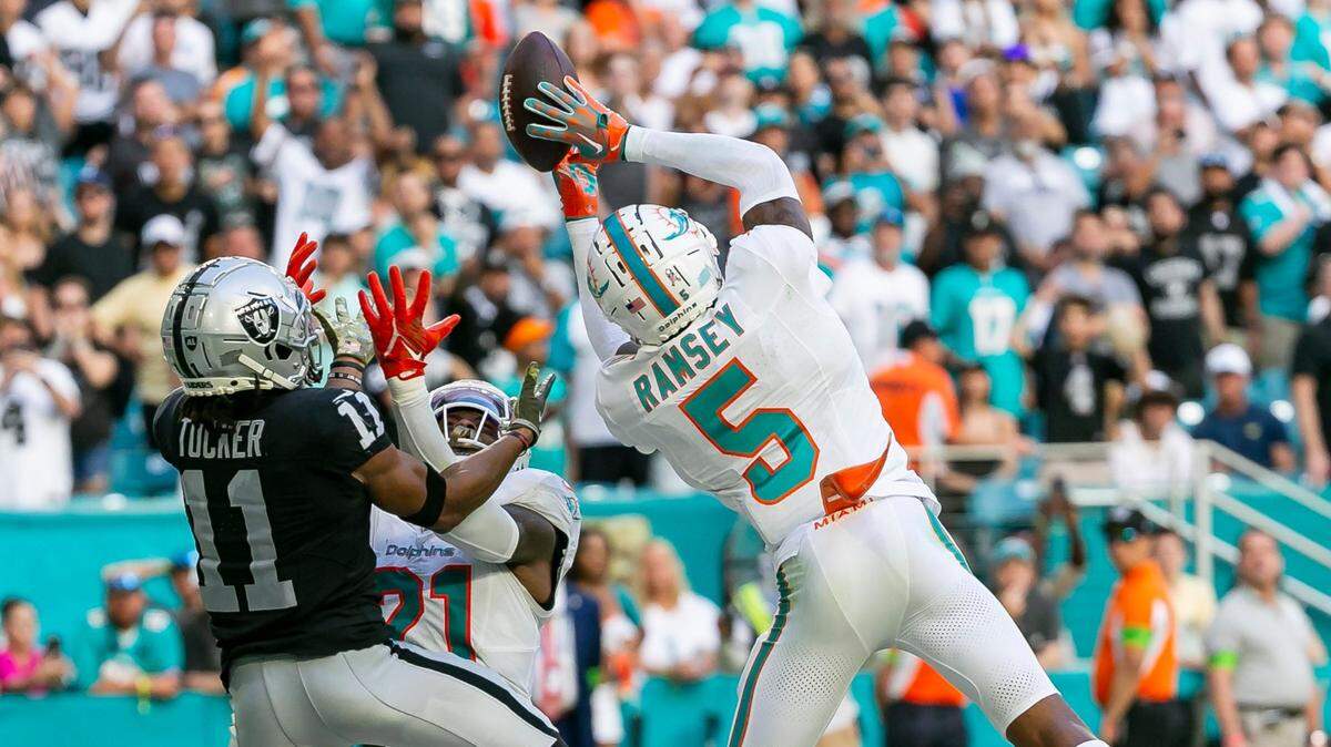 El cornerback de los Dolphins Jalen Ramsey intercepta el ovoide en el partido ante los Raiders de Las Vegas, celebrado el 19 de noviembre de 2023 en el Hard Rock Stadium en Miami Gardens, Florida.