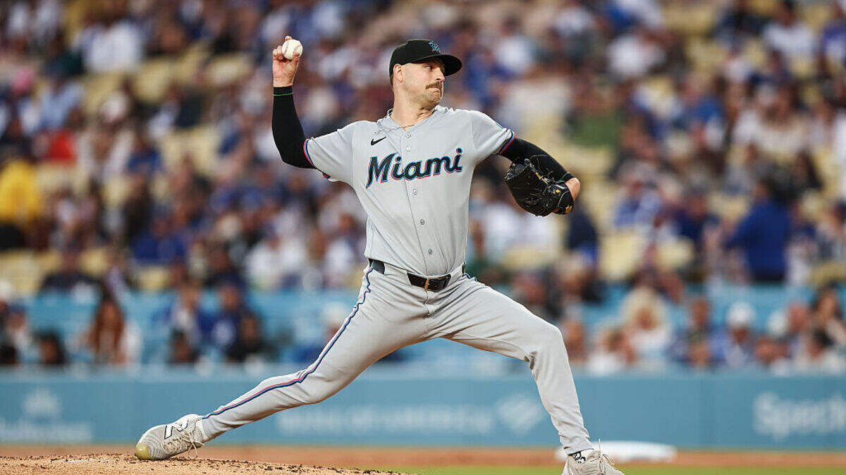 El abridor de los Marlins de Miami Janson Junk lanza en el primer inning ante los Dodgers, en el partido celebrado el 28 de junio de 2026 en Los Angeles.