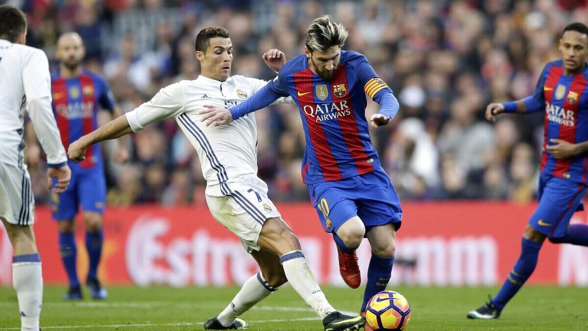 Lionel Mess (centro) lleva el balón ante la marca de Cristiano Ronaldo en un partido de la liga española, el 3 de diciembre de 2016.