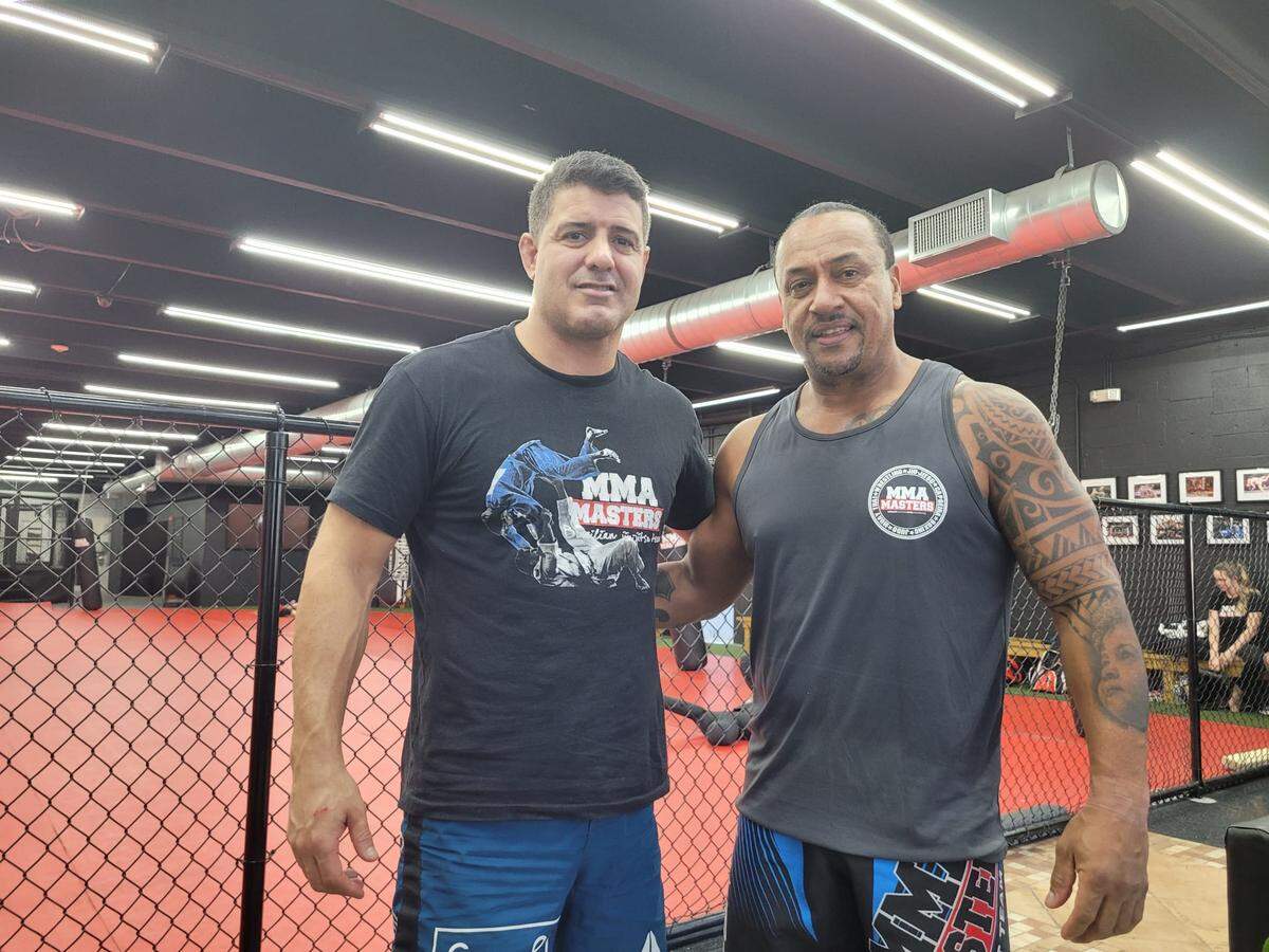 César Carneiro (der.) y Daniel Valverde son los profesores de MMA Masters en Hialeah donde entrena Colby Covington.