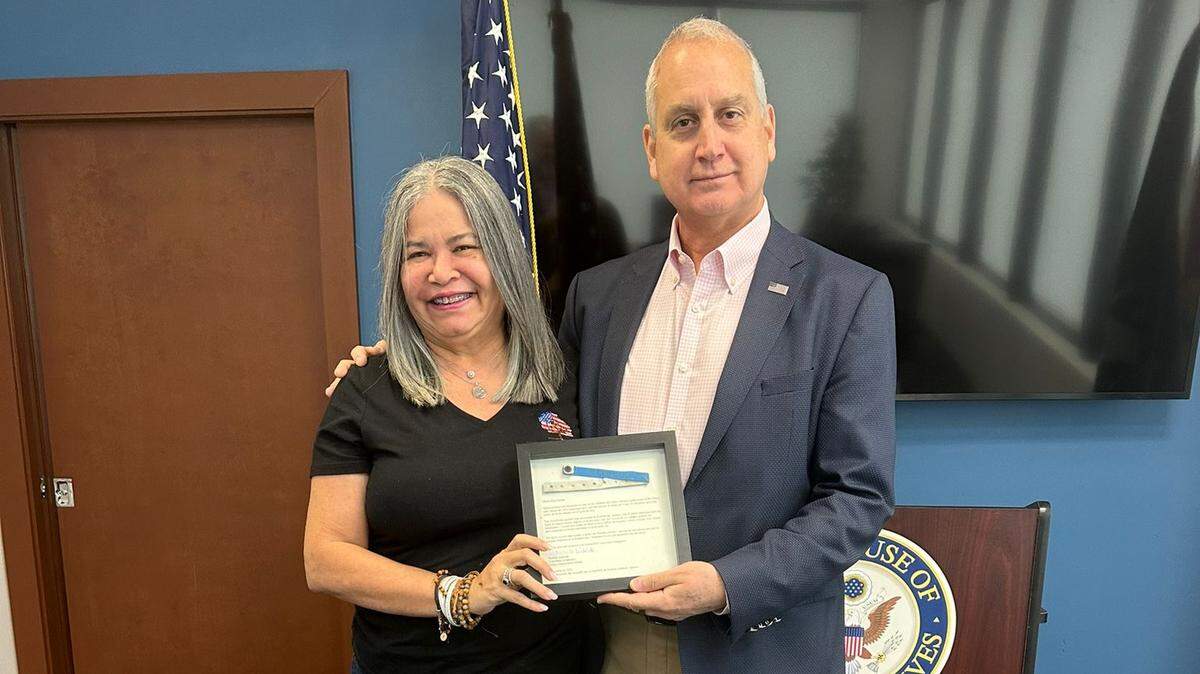 Patricia Andrade, directora del programa Raíces Venezolanas de Venezuela Awareness, entregó un brazalete al representante de Florida, Mario Díaz-Balart al presentarle una campaña por las víctimas de tráfico humano.