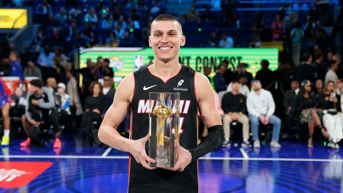 El escolta del Heat de Miami Tyler Herro celebra con el trofeo tras ganar la competencia de triples del Juego de las Estrellas, celebrado el 15 de febrero de 2025 en San Francisco.