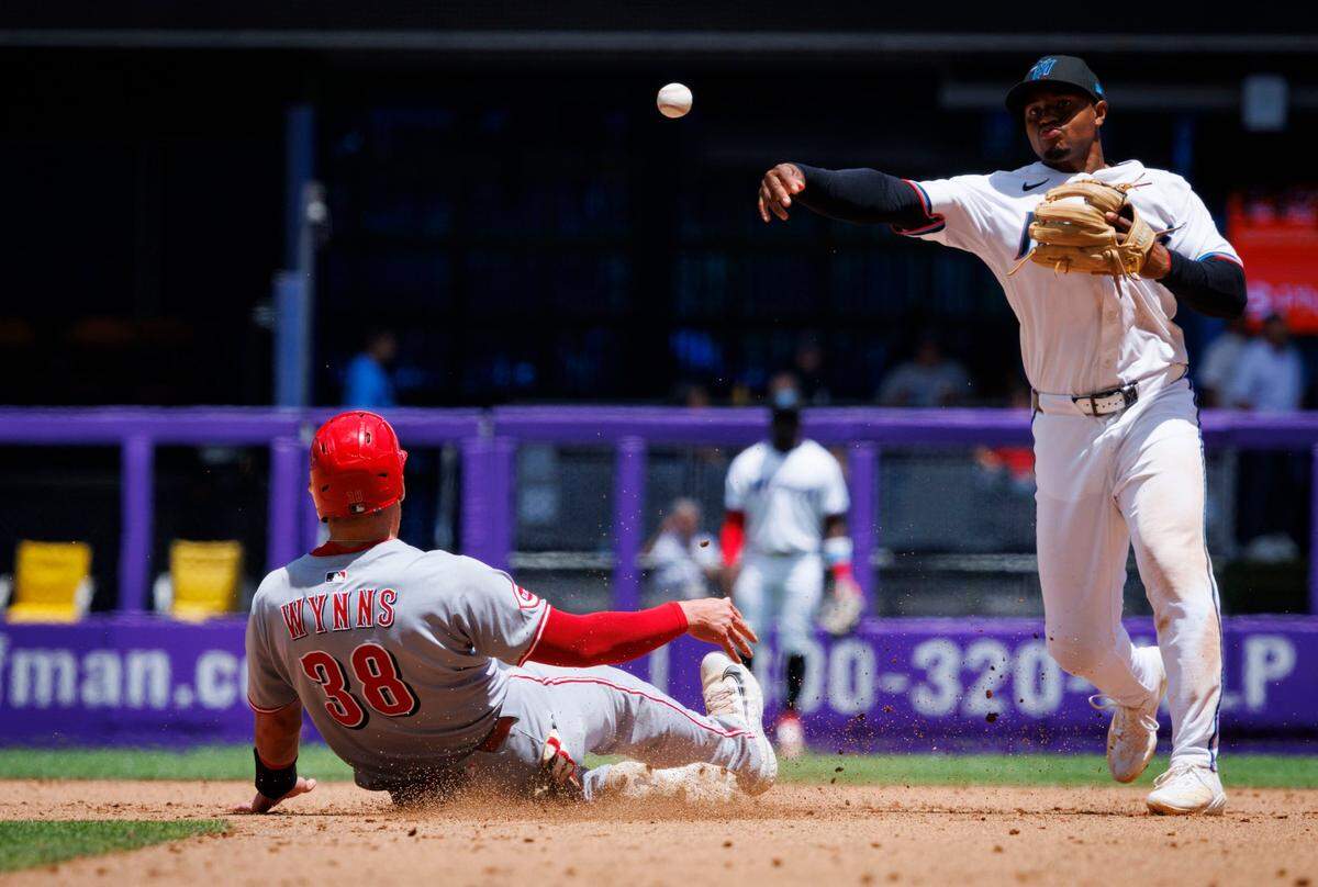 El torpedero de los Marlins Xavier Edwards tira a primera base en una jugada de doble matanza en el quinto inning del partido ante los Rojos de Cincinnati, celebrado el 23 de abril de 2025 en Miami.