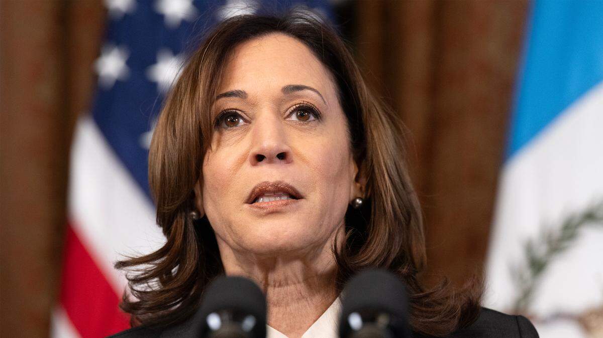 La vicepresidenta Kamala Harria anunció el jueves 11 de abril de 2024 que el gobierno de Joe Biden ha expandido la verificación de antecedentes para comprar armas de fuego en Estados Unidos. En la foto de archivo, Harris da una conferencia de prensa en Washington, D.C., el 25 de marzo de 2024.