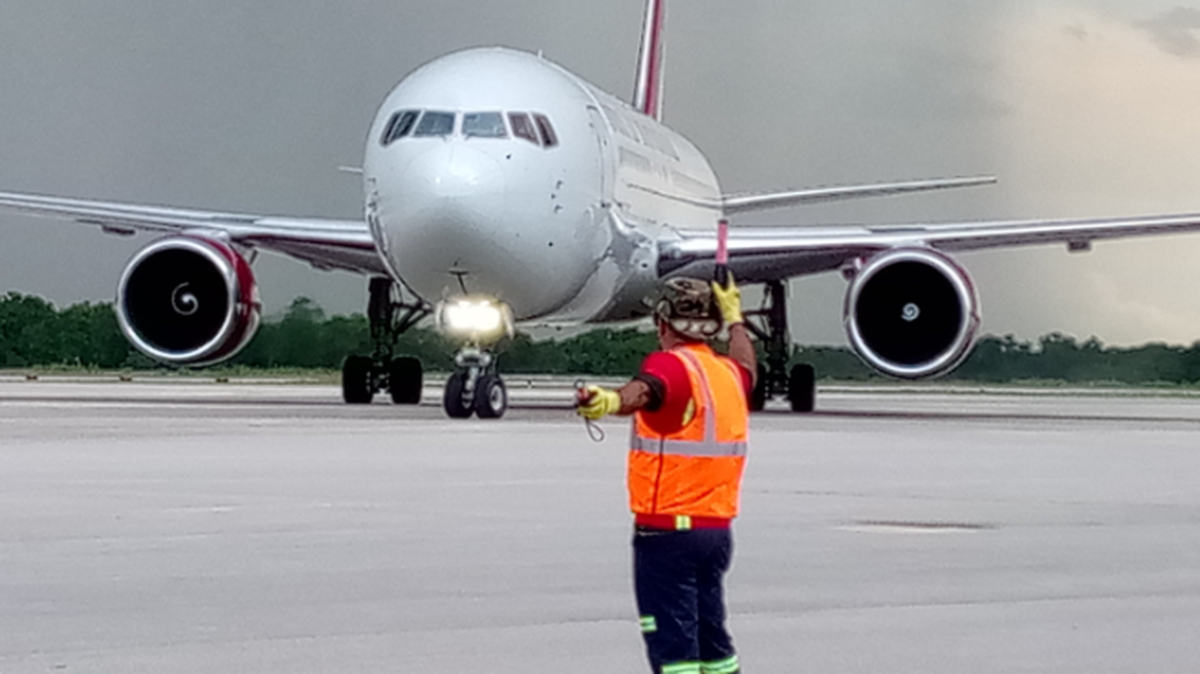 Un avión con 161 migrantes irregulares cubanos deportados por Estados Unidos llegó este jueves a La Habana en la octava operación de este tipo realizada desde el inicio del segundo mandato del presidente Donald Trump el 20 de enero de 2025.