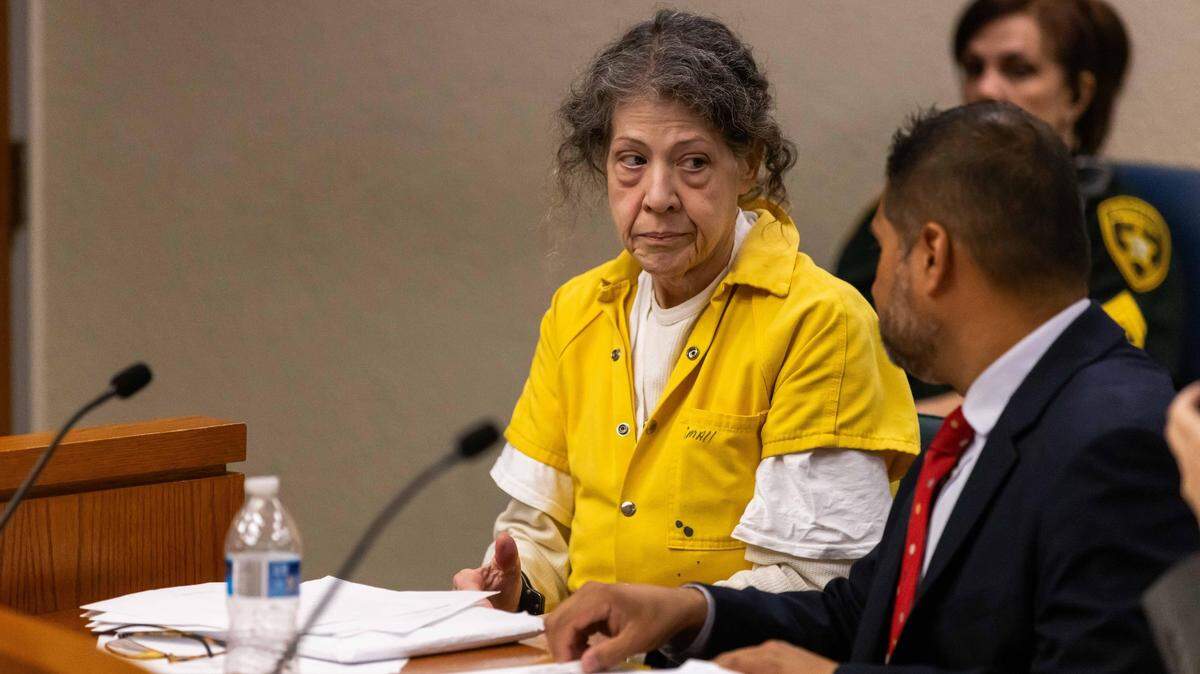 Susan Lorincz, izquierda, reacciona a su sentencia junto a su abogado defensor, Morris Carranza, derecha. 