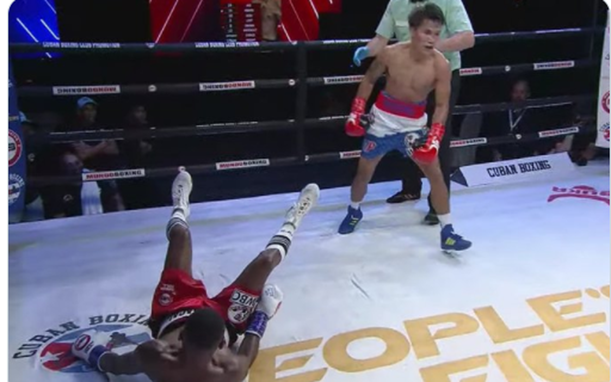 Vincent Astrolabio (der.) encontró la brújula hacia la victoria sobre Guillermo Rigondeaux. El joven peleador filipino conquistó el triunfo más grande de su carrera al imponerse por decisión unánime al legendario boxeador cubano en evento celebrado este sábado en Dubai.