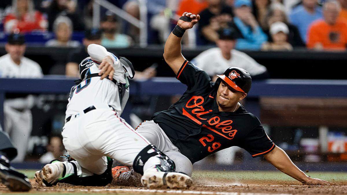 El receptor de los Orioles de Baltimore Samuel Basallo  anota una carrera en el quinto inning del partido ante los Marlins, celebrado el 5 de mayo de 2026 en Miami. 