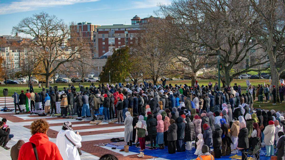 Decenas de musulmanes rezan frente a la Legislatura de Rhode Island, en Providence, el viernes 24 de noviembre de 2023, en una protesta en solidaridad con los palestinos.