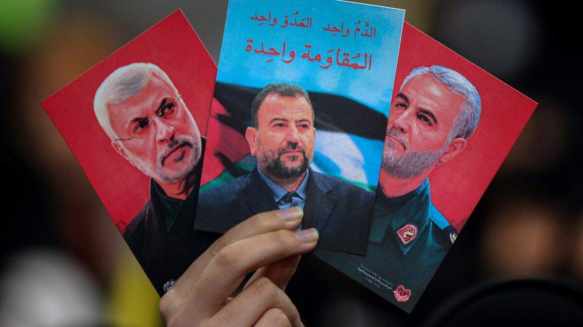  Un partidario proiraní de Hezbolá muestra una fotografía del alto mando de Hamás, Saleh al-Arouri (centro), abatido en un ataque en Beirut perpetrado presumiblemente por Israel.