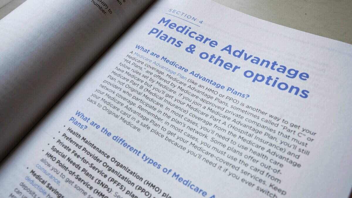 Los beneficios de Medicare original son provistos directamente por el gobierno federal e incluyen dos partes. La parte A, que no tiene primas, cubre el cuidado interno en un hospital o una estadía limitada en una instalación de cuidado cuando alguien está en recuperación. La parte B cubre los gastos médicos ambulatorios, tales como visitas al médico, exámenes de laboratorio y equipo médico.