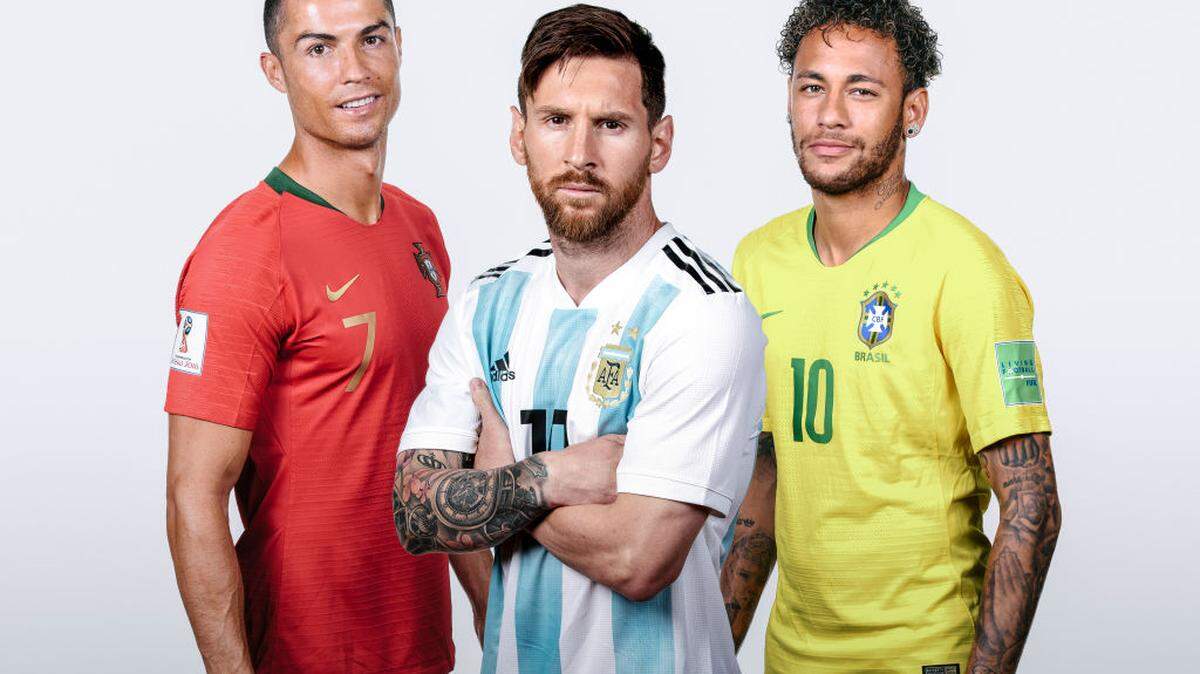 En esta imagen compuesta, Lionel Messi (Argentina), Cristiano Ronaldo (Portugal) y Neymar (Brasil) posan para un retrato durante la sesión oficial de la Copa Mundial de la FIFA 2018, celebrada en junio de 2018 en Rusia.