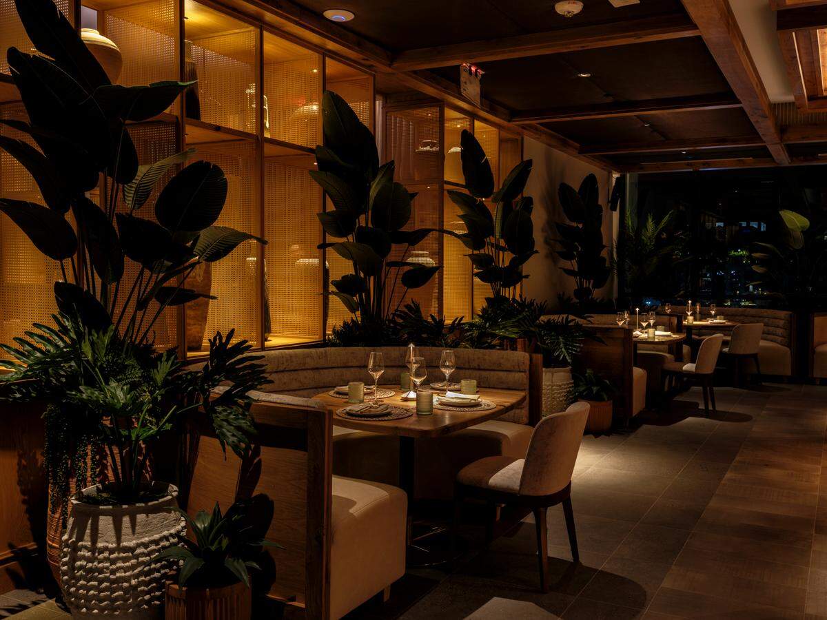 Una iluminación tenue y vistas de Wynwood marcan el comedor principal de Casa Madera en Wynwood.