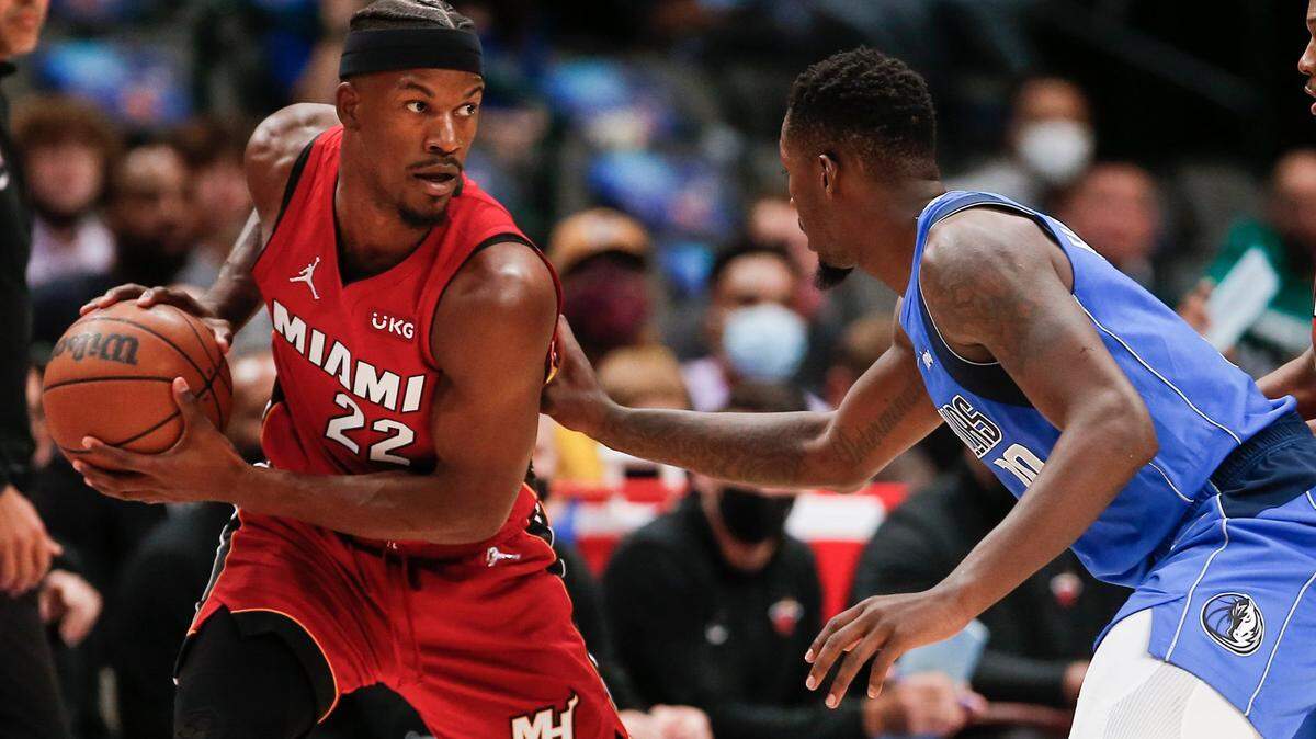 El jugador del Heat Jimmy Butler trata de desmarcarse de Dorian Finney-Smith, de los Mavericks, en el partido celebrado el 2 de noviembre de 2021 en Dallas.