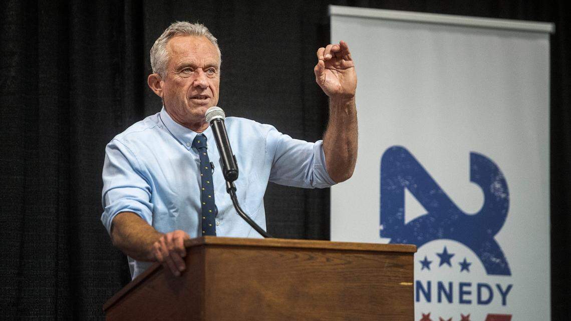 Robert F. Kennedy, Jr. inicialmente anunció su intención de competir contra Biden en las primarias demócratas, pero en octubre del año pasado dio la sorpresa al proclamar que se presentaba a los comicios de noviembre como candidato independiente, abriendo así una vía alternativa a los partidos demócrata y republicano.