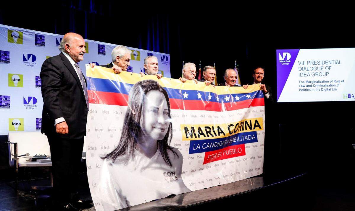 Dr. Nelson J. Mezerhane, editor de Diario Las Américas y presidente de Grupo IDEA; Sebastián Piñera (Chile); Iván Duque (Colombia); Miguel Ángel Rodríguez (Costa Rica); Jamil Mahuad (Ecuador); Asdrúbal Aguiar, director de la Cátedra de Democracia, Estado de Derecho y Derechos Humanos y secretario del Grupo IDEA; y Jorge Tuto Quiroga (Bolivia) muestran su apoyo a la líder opositora venezolana María Corina Machado en el VIII Diálogo Presidencial del Grupo IDEA en el Miami Dade College.