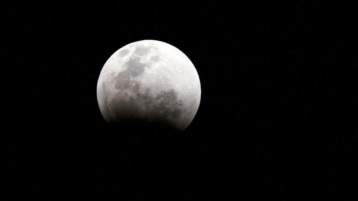 Vista de una luna llena en ruta a un eclipse, vista desde Sydney, Australia, el 28 de agosto de 2007.