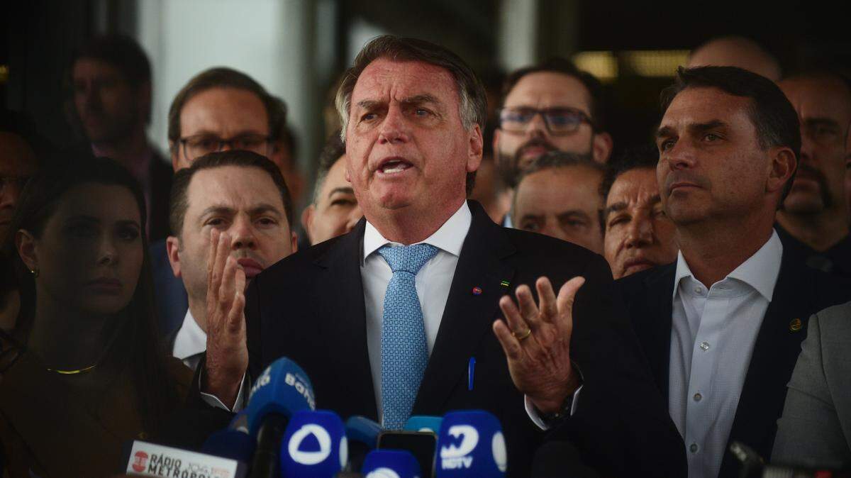Jair Bolsonaro, expresidente de Brasil, ofrece declaraciones tras la decisión del Tribunal Supremo de acusarlo formalmente de intentar dar un golpe de Estado, el 26 de marzo de 2025, en Brasilia.