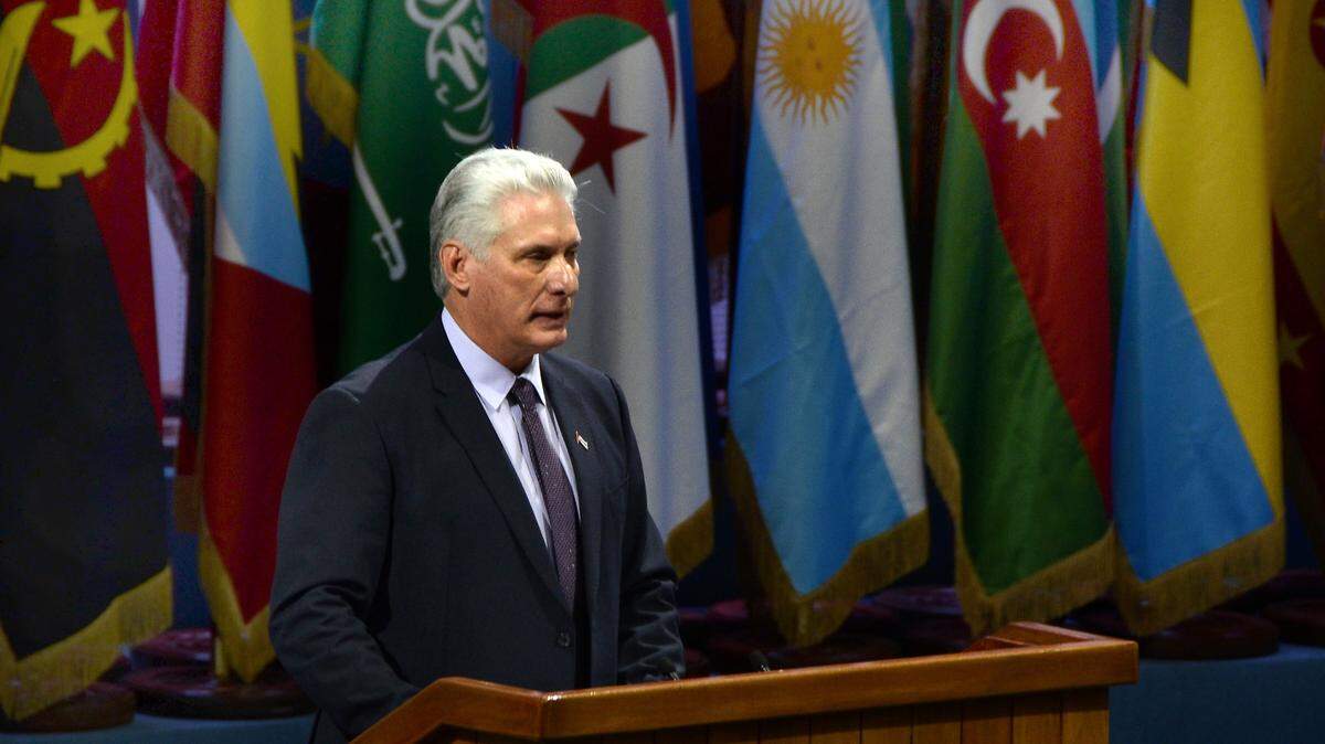 El gobernante de Cuba, Miguel Díaz-Canel, da un discurso durante la Cumbre del Grupo de los 77 y China, en La Habana, el 16 de septiembre de 2023.