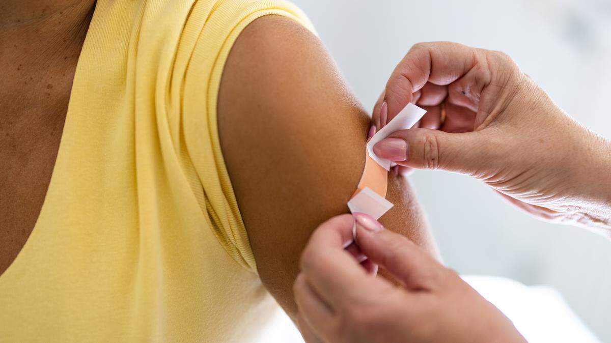 Los CDC de Estados Unidos recomendaron el martes 12 de septiembre de 2023 usar las nuevas vacunas actualizadas contra el COVID-19 en todas las personas mayores de 6 meses. 