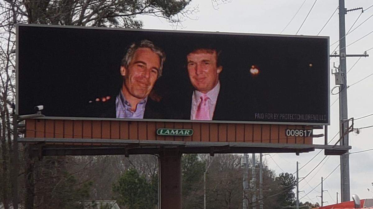Foto de una valla publicitaria con la imagen de Donald Trump y Jeffrey Epstein en Fayetteville, Carolina del Norte.