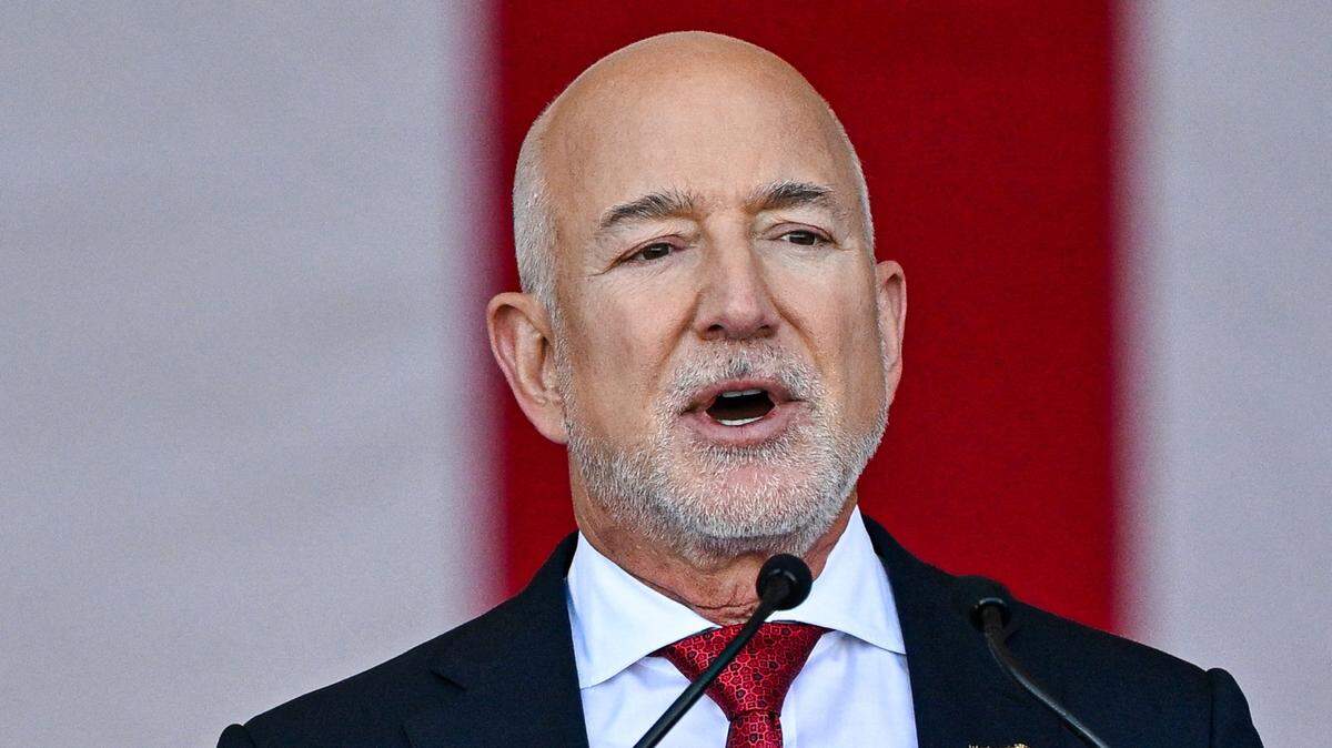 El director ejecutivo de Blue Origin, Jeff Bezos, habla en el escenario antes del secretario de Defensa de EEUU, Pete Hegseth, en Blue Origin, en Cabo Cañaveral, Florida, el 2 de febrero de 2026.