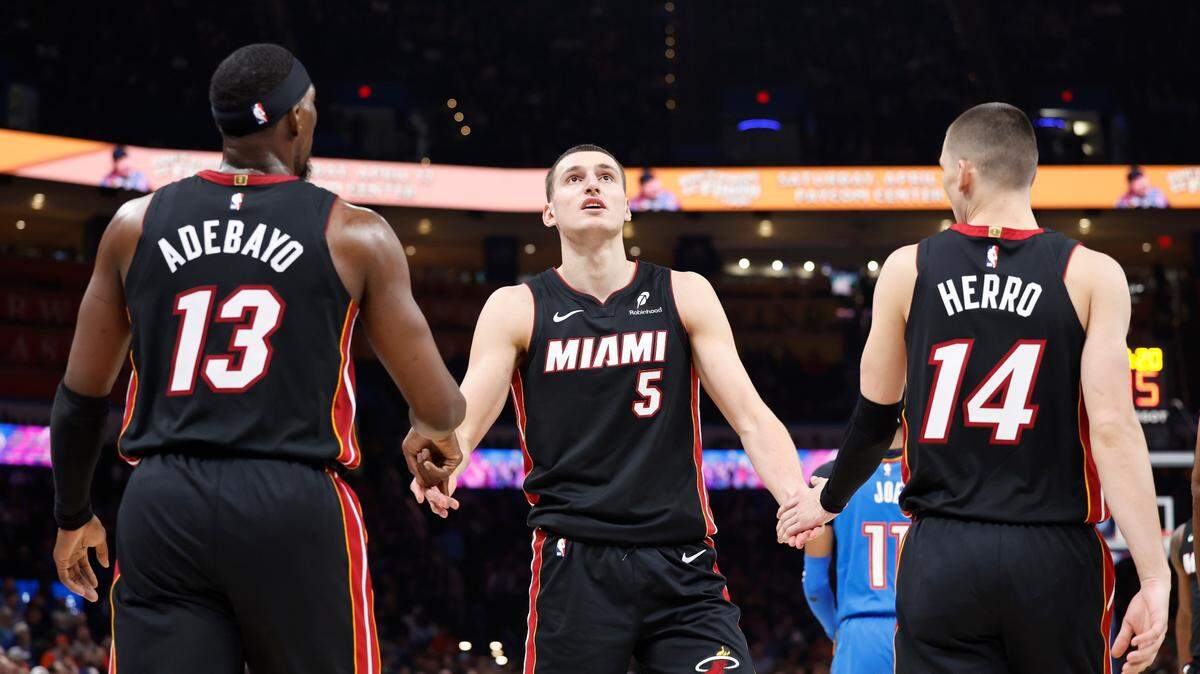 El jugador del Heat Nikola Jovic (5) celebra con sus compañeros de equipo Bam Adebayo y Tyler Herro (14) tras una jugada en el partido ante el Thunder, el 12 de febrero de 2025 en Oklahoma.