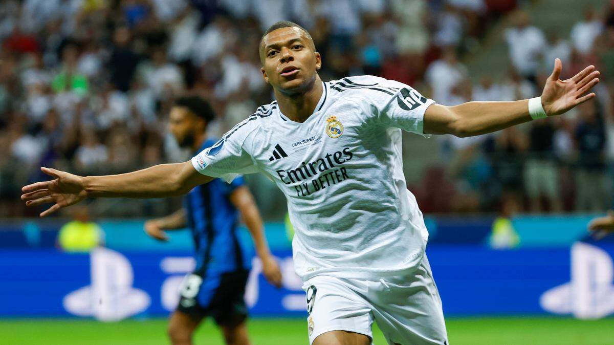 El delantero del Real Madrid Kylian Mbappé celebra tras anotar un gol en el triunfo de su equipo 2-0 ante Atalanta en la final de la Supercopa de Europa, celebrada el 14 de agosto de 2024 en Varsovia, Polonia.