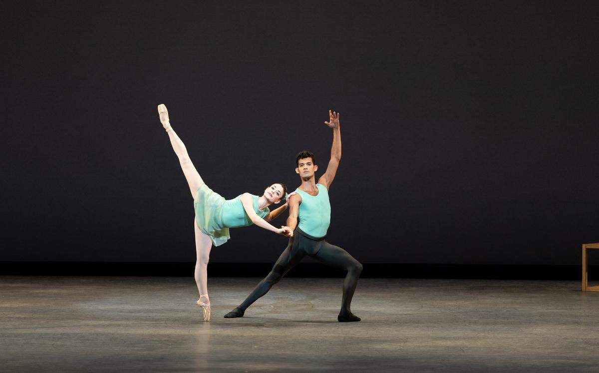 Jennifer Lauren y Renan Cerdeiro en “Square Dance” de George Balanchine. 