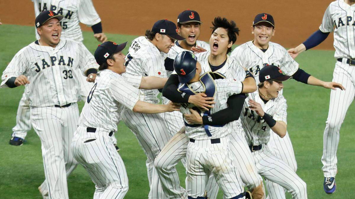 El lanzador japonés Shohei Ohtani (centro) y el receptor Yuhei Nakamura (27) celebran con sus compañeros de equipo tras derrotar a Estados Unidos en la final del Clásico Mundial de Béisbol, el 21 de marzo de 2023 en el loanDepot Park en Miami, Florida.