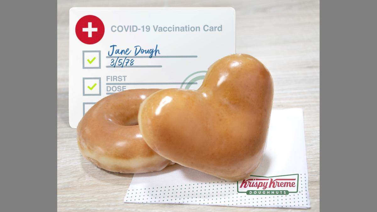 A partir del 30 de agosto, la cadena le dará a cualquier persona con prueba de vacunación dos “donas” gratis todos los días hasta el 5 de septiembre. La cadena también está haciendo una “dona” especial en forma de corazón para regalar, además de la glaseada tradicional.