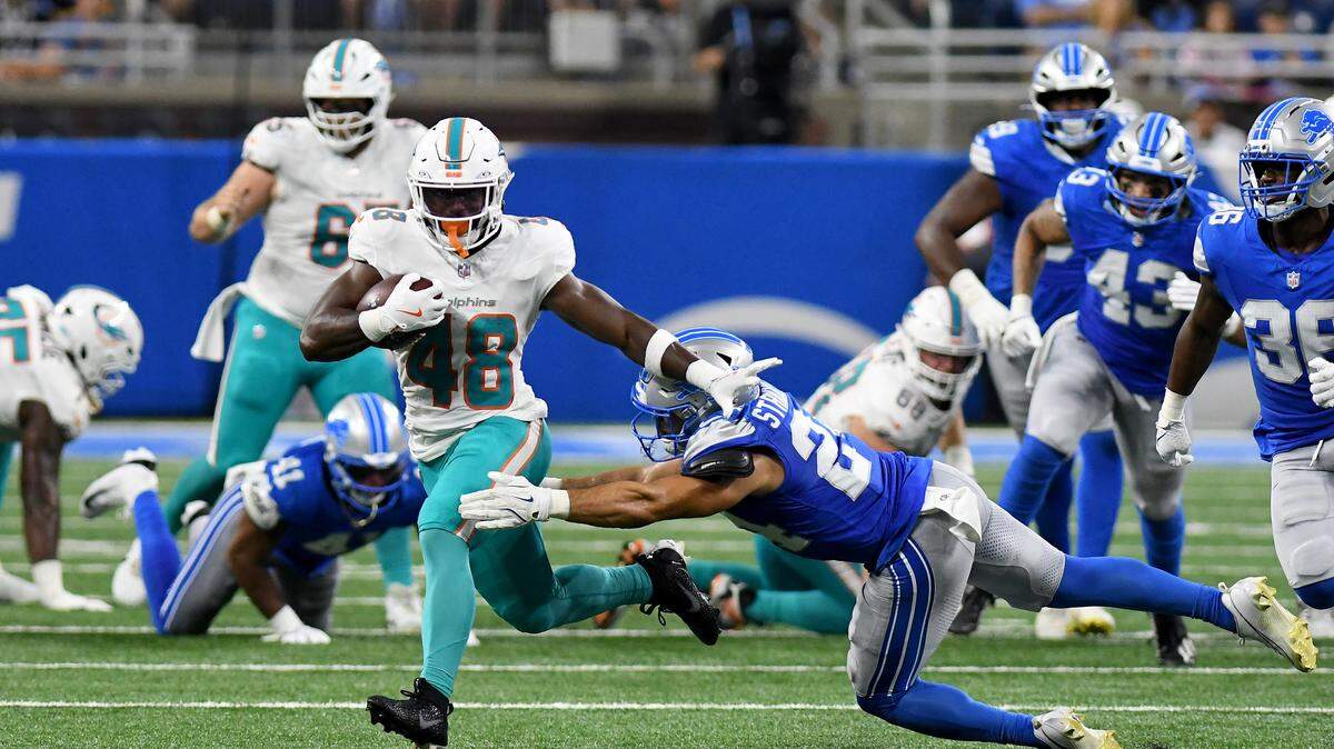 El running back de los Dolphins Aaron Shampklin (48) corre con el ovoide en el partido de pretemporada, celebrado el 16 de agosto de 2025 en Detroit.