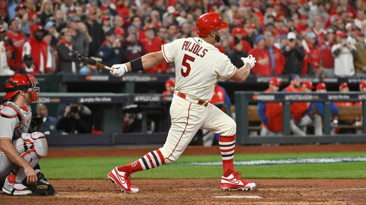 El dominicano Albert Pujols batea con los Cardenales en un partido ante los Filis de Filadelfia, celebrado el 8 de octure de 2023 en San Luis, Missouri.