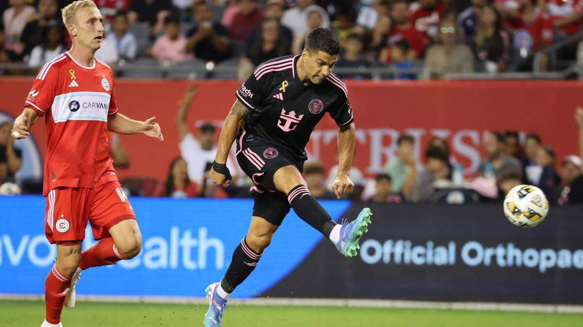 El delantero del Inter Miami Luis Suárez anota un gol ante la marca de Tobias Salquist, del Chicago Fire, en el partido celebrado en el Soldier Field, el 31 agosto de 2024.