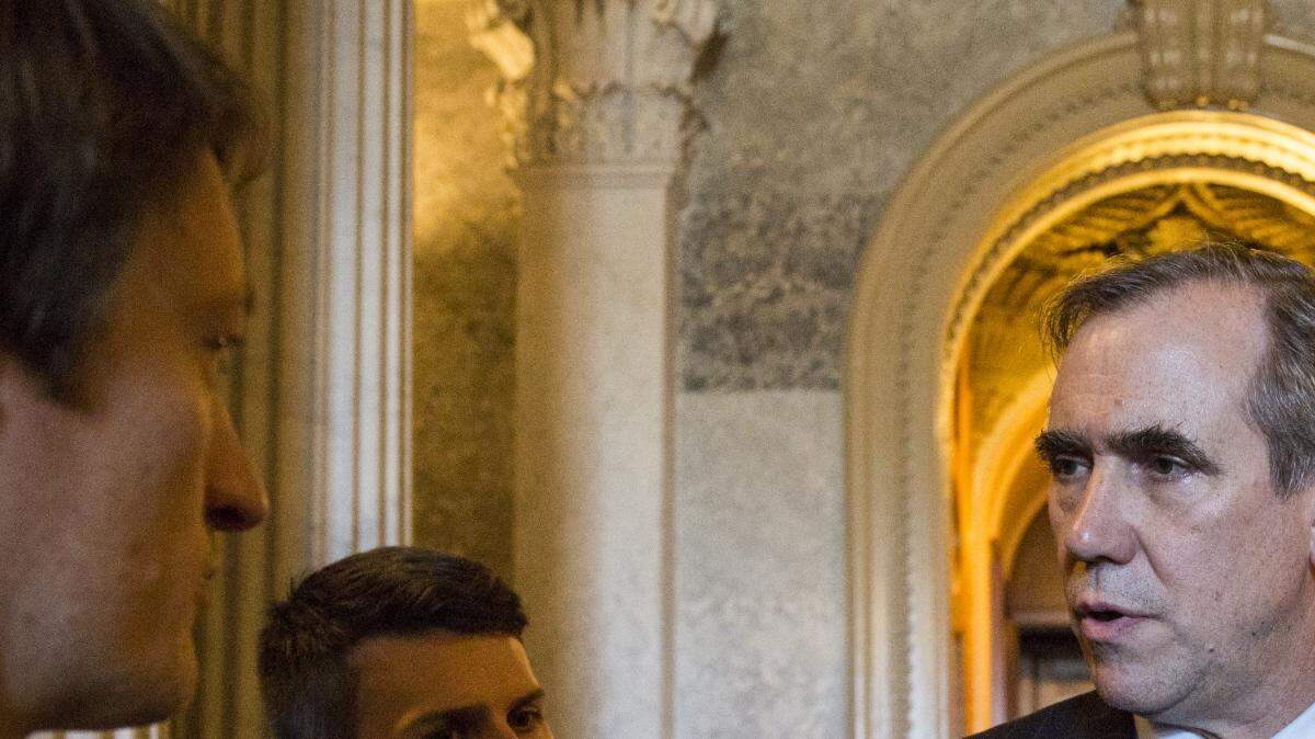 El senador demócrata Jeff Merkley habla con la prensa tras terminar su discurso de 15 horas en el Capitolio el 5 de abril de 2017.