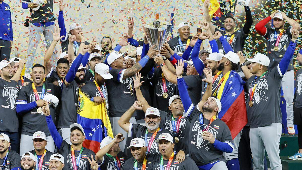 Los jugadores de Venezuela celebran tras ganar el Clásico Mundial de Béisbol, el 17 de marzo de 2026 en el loanDepot park en Miami. 
