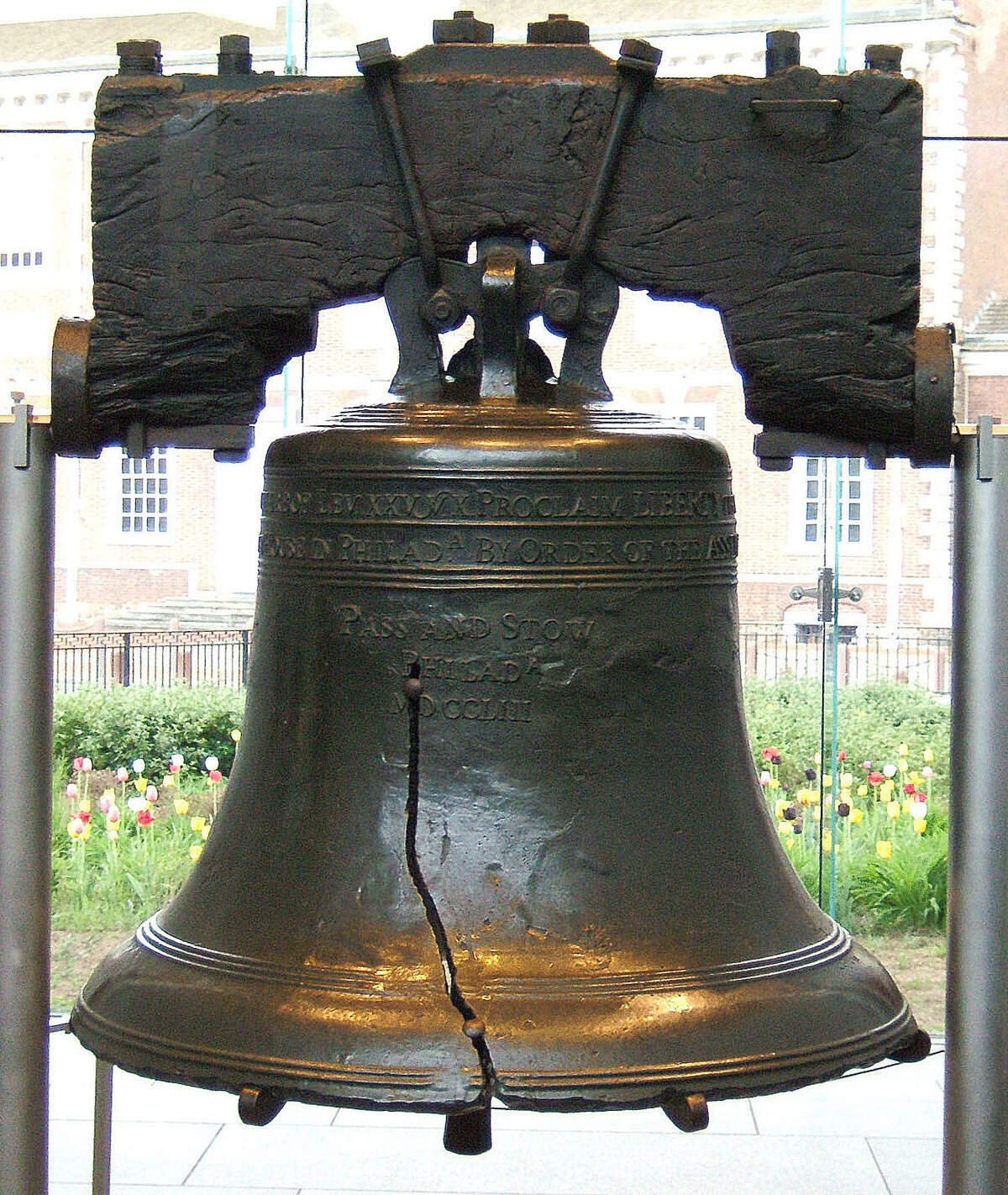La Campana de la Libertad, agrietada, se conserva en la Explanada de la Independencia, un parque nacional.