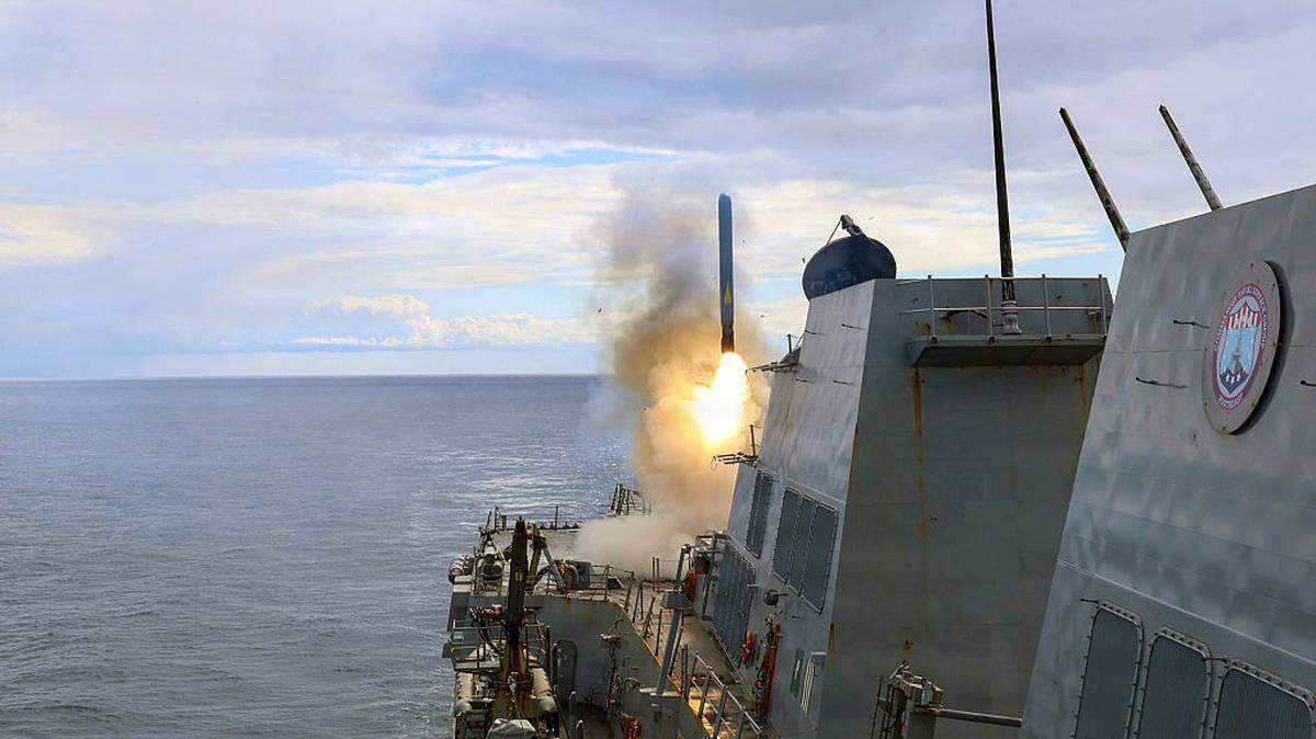 En esta imagen publicada por la Marina de Estados Unidos, el destructor de misiles guiados clase Arleigh Burke USS Thomas Hudner (DDG 116) dispara un misil de ataque terrestre Tomahawk en apoyo de la Operación Epic Fury, el domingo 1 de marzo de 2026.