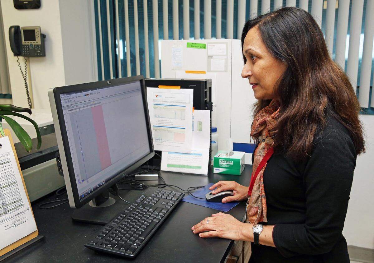 Parul Jayakar, doctora especializada en genética y enfermedades metabólicas, es directora del Miami Genetic Laboratories en el Nicklaus Children's Hospital de Miami. En esta imagen revisa los resultados de una prueba.