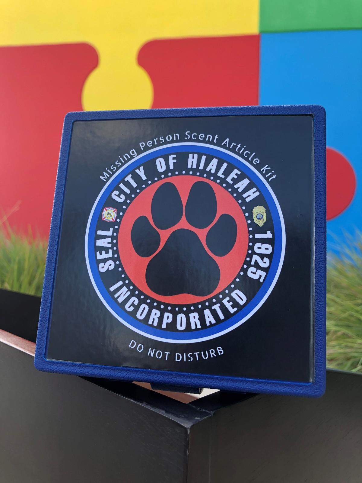 Kit diseñado para guardar una muestra de ADN de una persona vulnerable a perderse, en caso de que necesite usarse para encontrarla. La Ciudad de Hialeah entregó 300 kits similares a la escuela autónoma de autismo del sur de Florida (SFACS), ubicada en dicha municipalidad