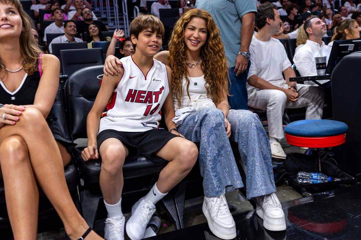 La superestrella Shakira (a la derecha) con su hijo Milan (izquierda) durante la segunda mitad del tercer partido de los Playoffs de la NBA entre los Miami Heat y los Cleveland Cavaliers en el Kaseya Center el sábado 26 de abril de 2025 en Miami, Florida. 