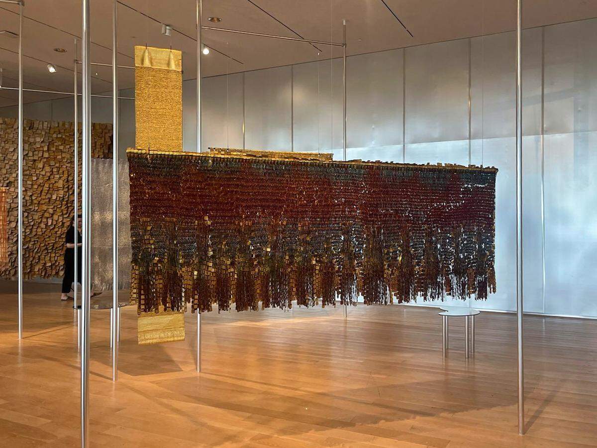 Al frente&nbsp;"Memorias 3",&nbsp;2011.&nbsp;&nbsp;Inmediatamente detrás:&nbsp;"Tabla 28", 2013. Obras en&nbsp;lino, yeso, acrílico y hojilla de oro. Al fondo&nbsp;detalle de "Gran muro, panel 7B",&nbsp;1976, lana, algodón, crin de caballo, yute, rayón, nailon and rafia.&nbsp;