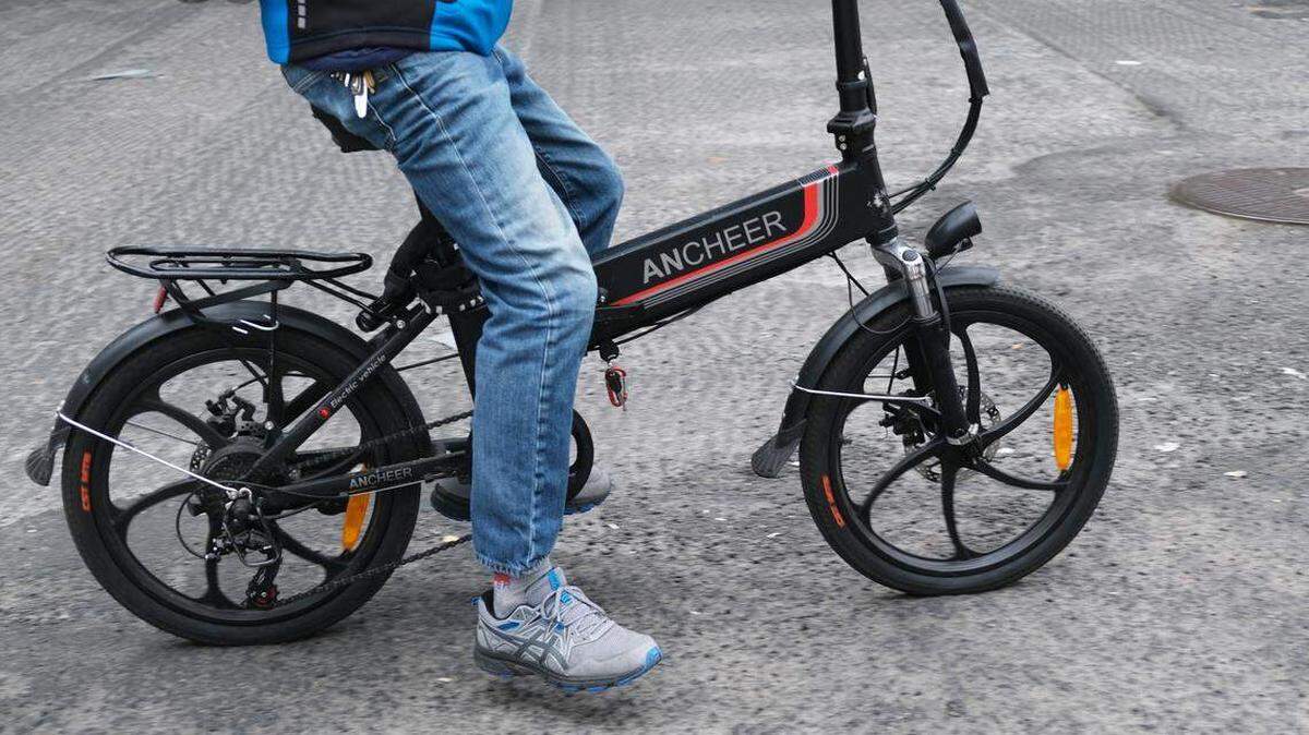 Las bicicletas eléctricas, cuya popularidad se ha disparado tanto entre los trabajadores de reparto como entre los viajeros habituales, funcionan con baterías de iones de litio.