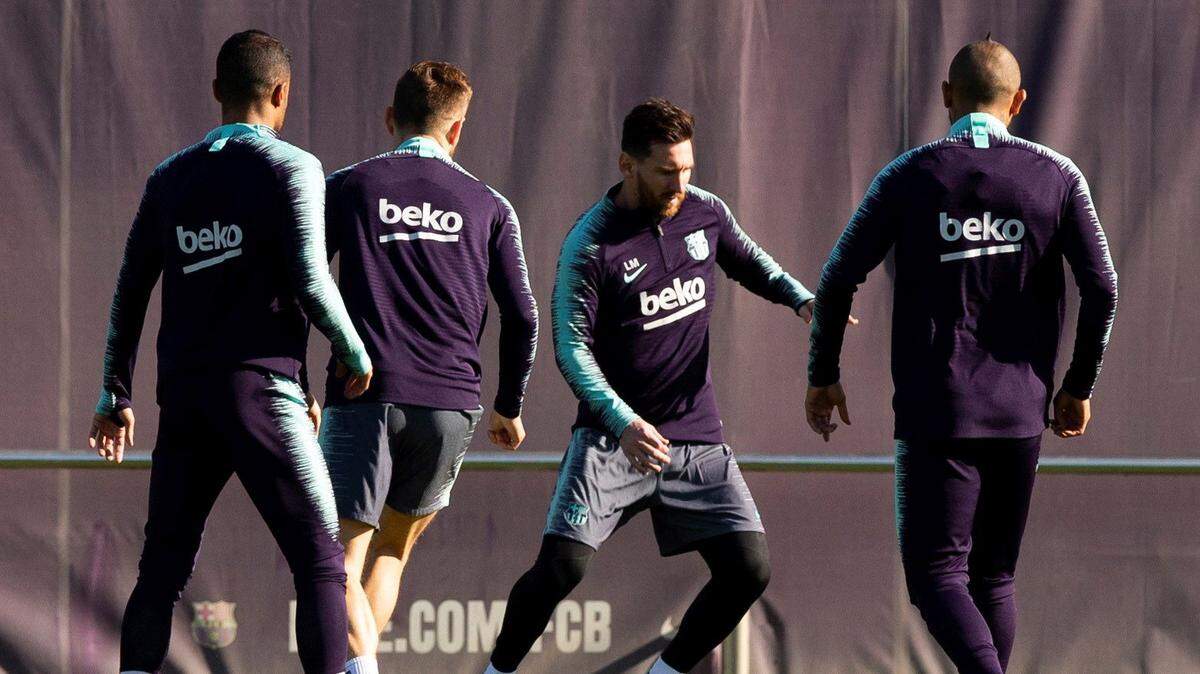 Lionel Messi (centro) durante un entrenamiento con Barcelona el 10 de noviembre de 2018.
