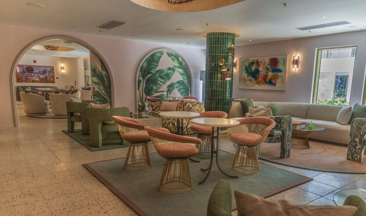 Vista de “The Salon”, el espacio para que los miembros se reúnan, en PS MIA, una terminal privada de lujo en el Aeropuerto Internacional de Miami que permite a los pasajeros de vuelos comerciales evitar las multitudes de la terminal principal del aeropuerto. Ubicada en la histórica antigua sede de Pan American Airways (4900 NW 36th St), ofrece controles privados de la TSA, trámites de Aduanas, comidas preparadas por chefs, servicios de spa y traslados a la pista en un BMW, el viernes 12 de junio de 2026.